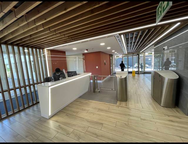 315M² OFFICE TO LET IN WATERFRONT